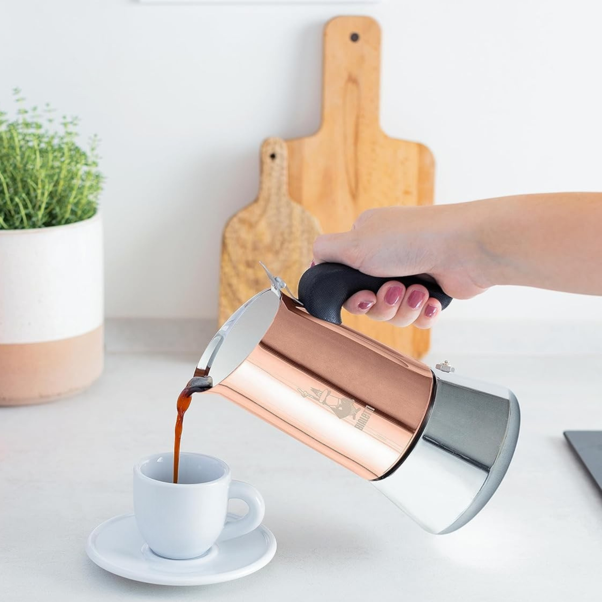 Detailaufnahme des Bialetti Venus Espressokochers mit glänzendem Edelstahlkörper, Sicherheitsventil und rutschfestem Griff.