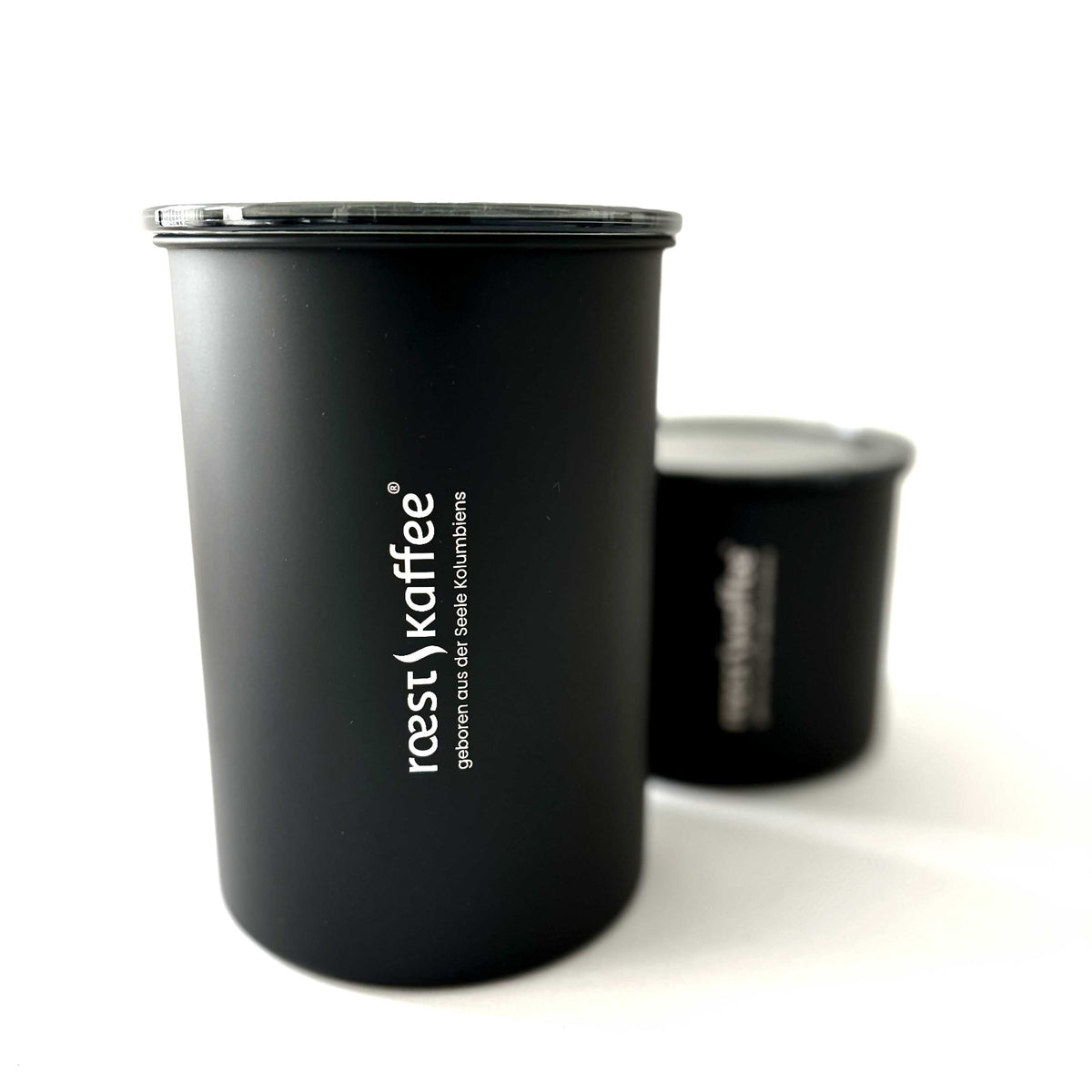 Mehrere Airscape Kaffeedosen von roestkaffee in verschiedenen Farben und Materialien für die aromadichte Aufbewahrung.