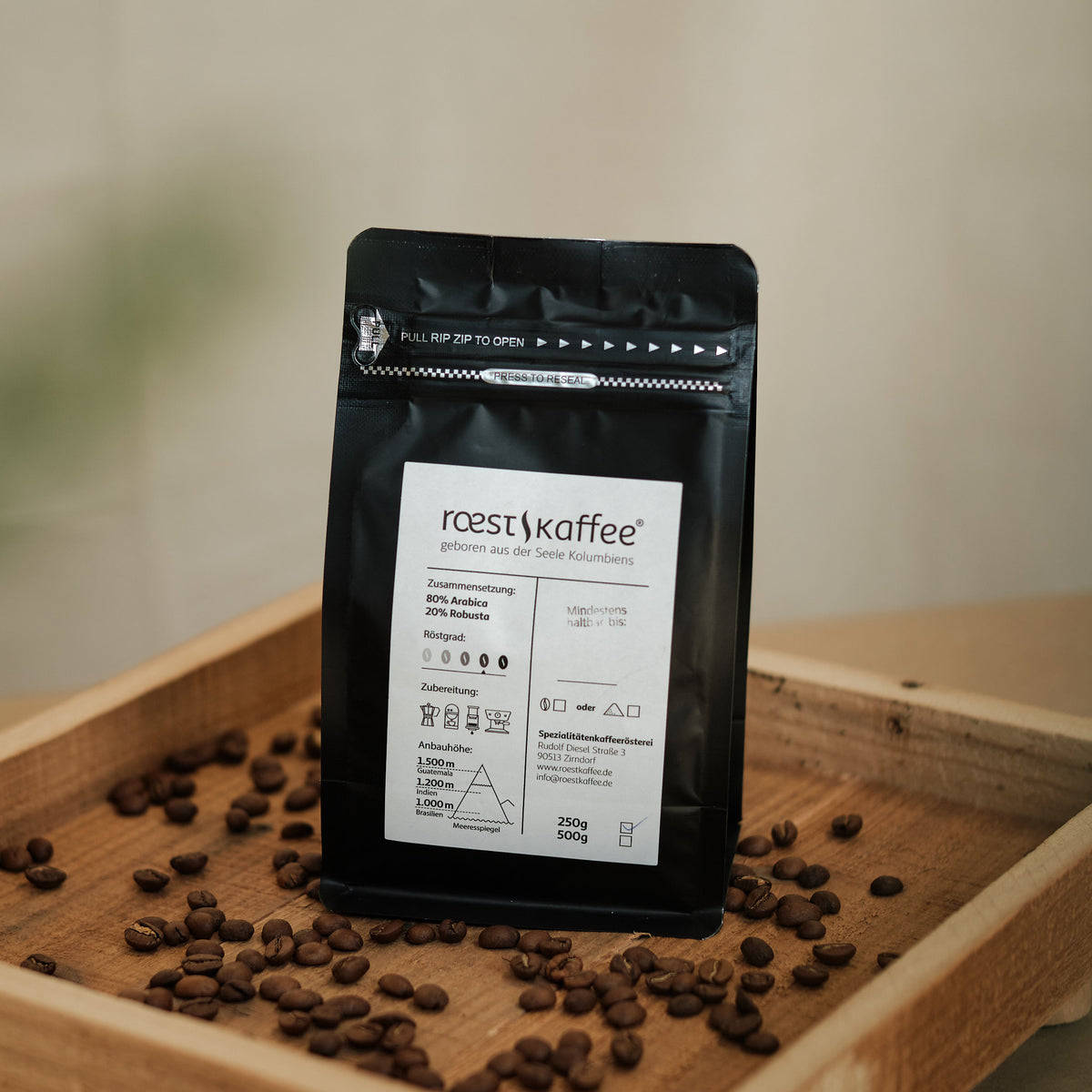 Eine 250g Kaffeepackung auf einem Holzbrett