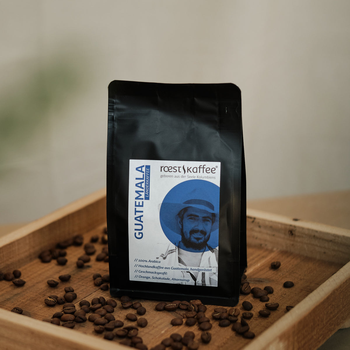 Eine 250g Kaffeepackung auf einem Holzbrett, aus dem nordwestlichen Guatemala. Mittel-dunkle Röstung mit einzigartigem Aroma von Orange, Schokolade und Ahornsirup