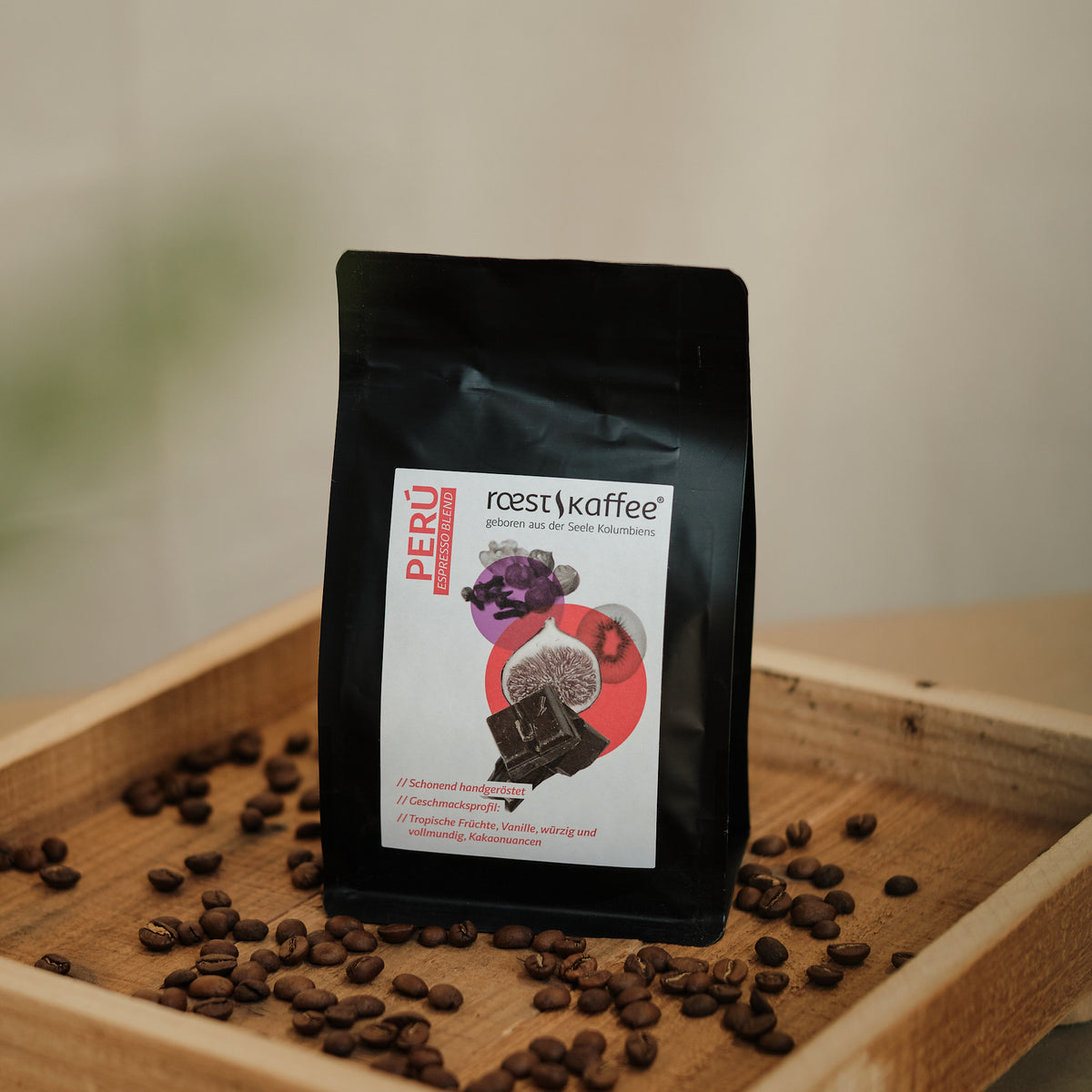 Eine 250g Kaffeepackung auf einem Holzbrett