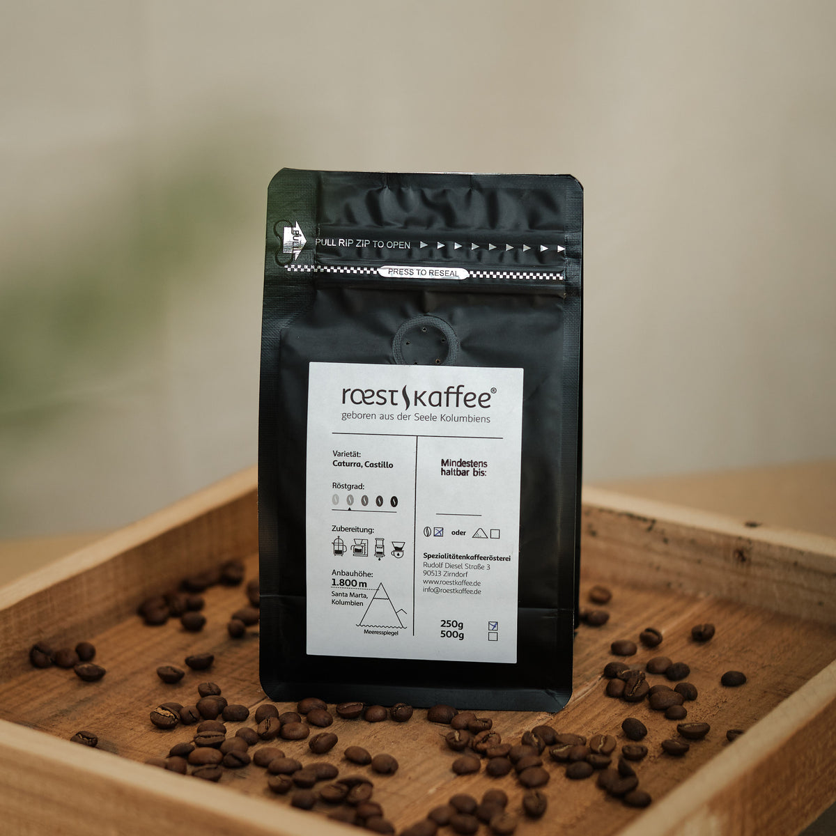Eine 250g Kaffeepackung auf einem Holzbrett