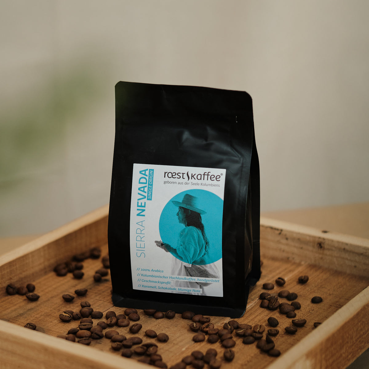 Eine 250g Kaffeepackung auf einem Holzbrett