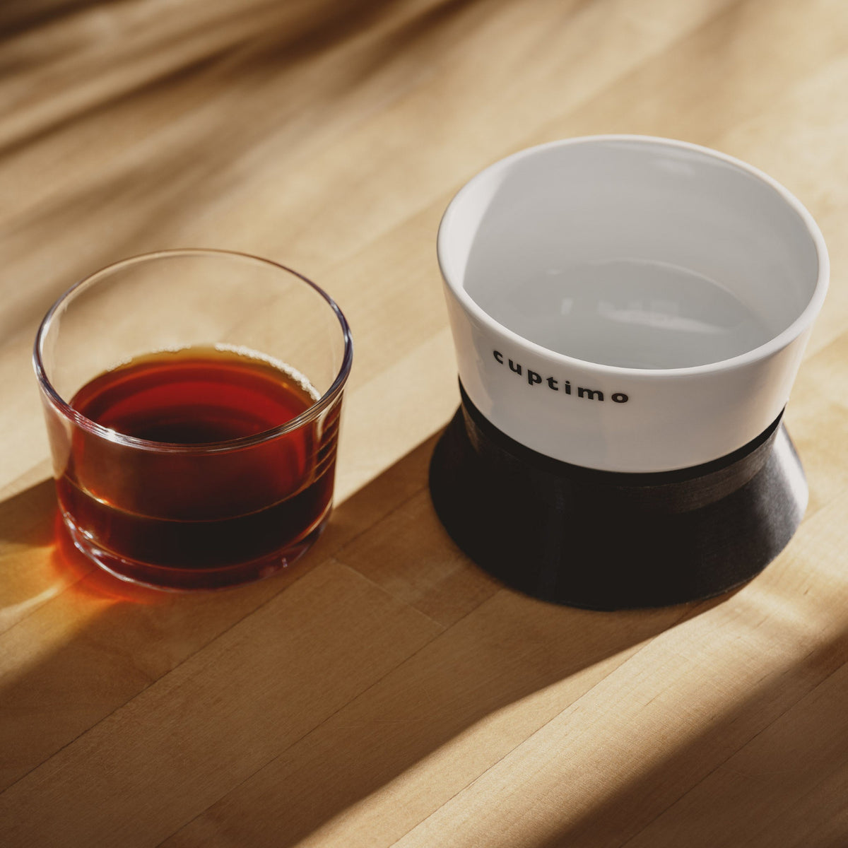 Porzellan-Brühgefäß des cuptimo Kaffeebrühers von roestkaffee, entwickelt für reinen Geschmack ohne Weichmacher.