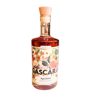 Flasche des fruchtig-herben Cascara Premium-Aperitivos aus recycelbarem Glas, 500 ml, 16 % vol., hochwertige nachhaltige Aperitif-Alternative.