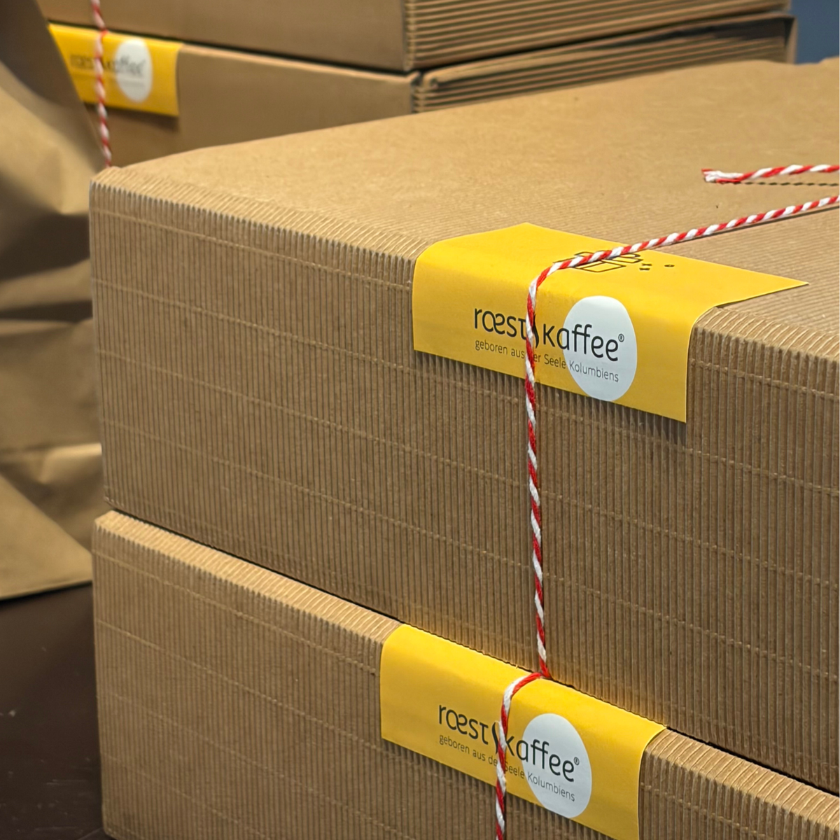 Edle Geschenkverpackung des La Niña Kaffee Geschenksets von roestkaffee, ideal zum Verschenken ohne Aufwand.