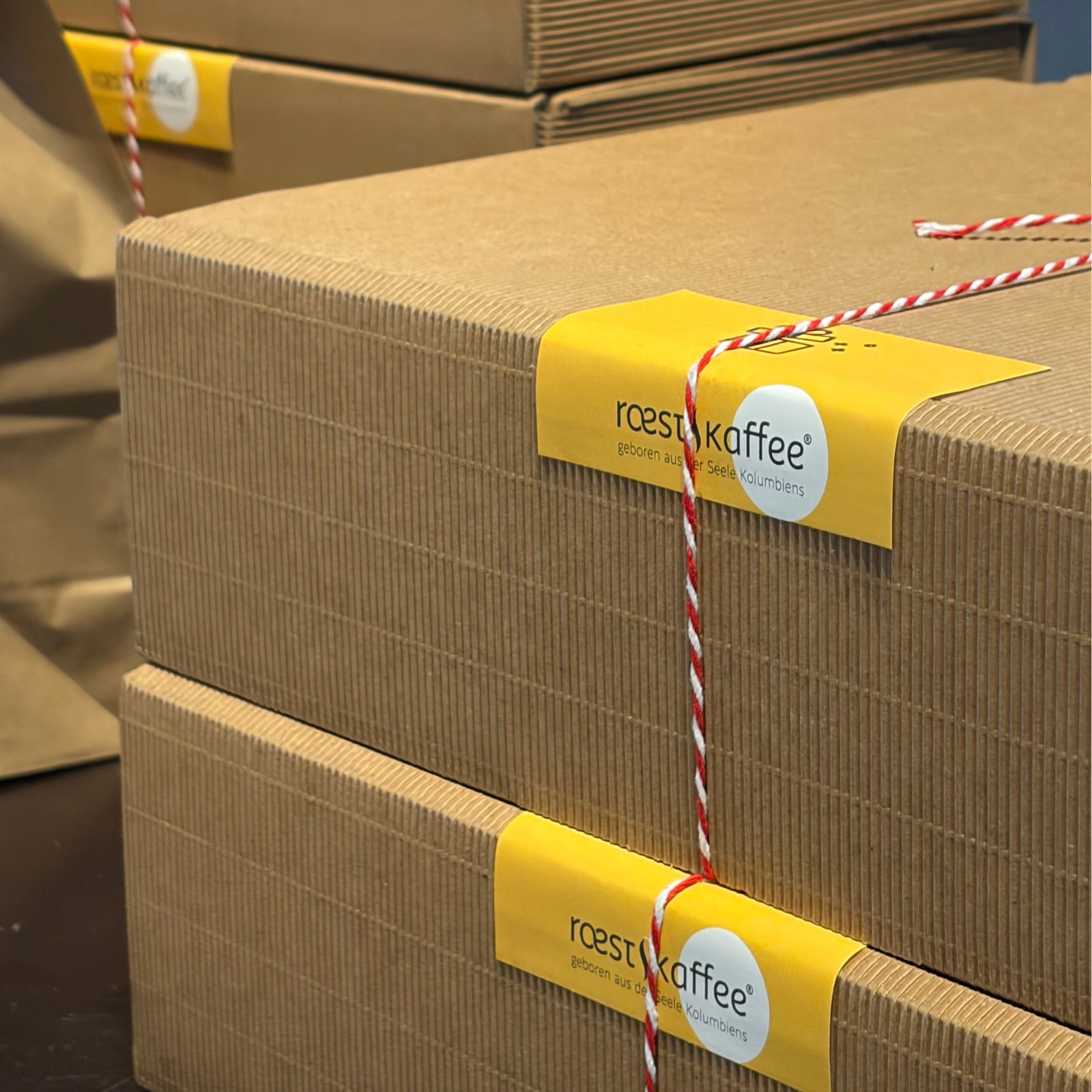 Edle Geschenkverpackung des La Niña Kaffee Geschenksets von roestkaffee, ideal zum Verschenken ohne Aufwand.