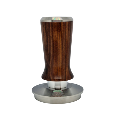 Premium Hauck SF-Tamper V5 mit Echtholzgriff und Edelstahlkappe für präzises, planes Tampen beim Espresso.