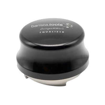 Schwarzer Edelstahl-Hochpräzisions-Leveler zur gleichmäßigen Verteilung des Kaffeemehls im Siebträger.