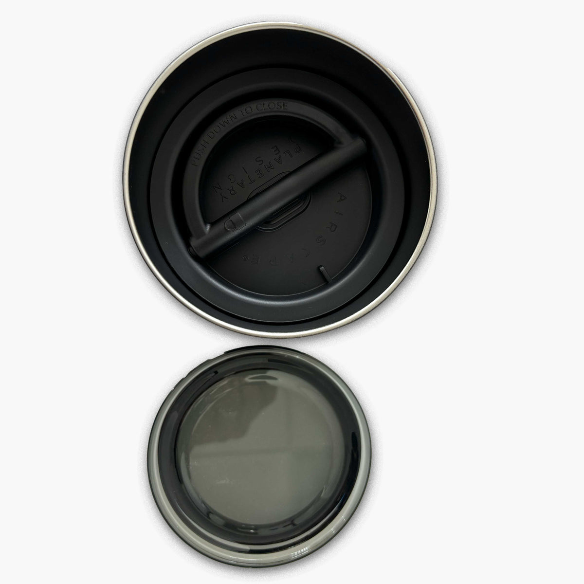 Geöffnete roestkaffee Airscape-Dose mit sichtbarem Innendeckel, der Sauerstoff aus der Dose verdrängt.