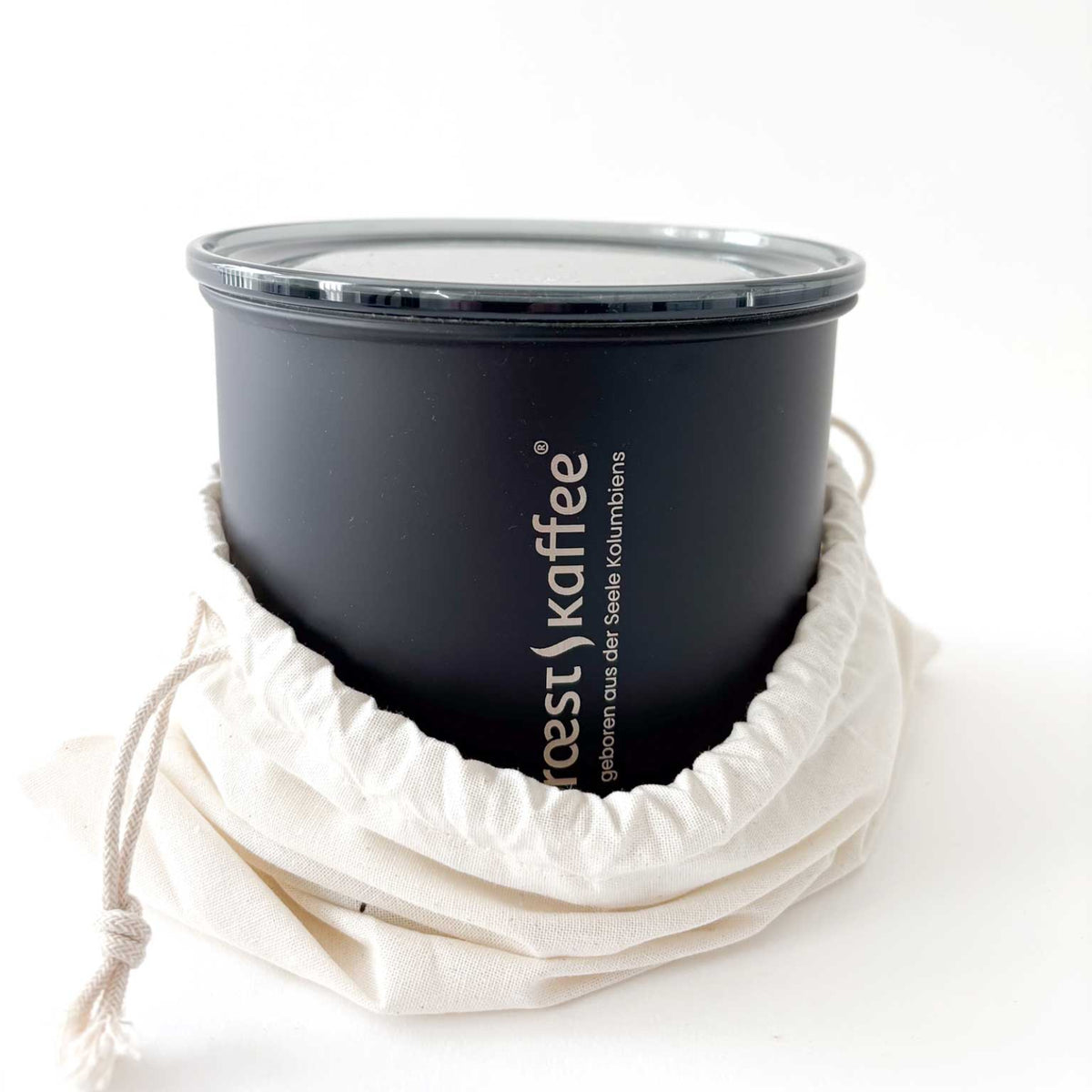 Geschlossene Airscape Kaffeedose von roestkaffee auf einer Küchenarbeitsplatte zur frischen Lagerung von Kaffee.