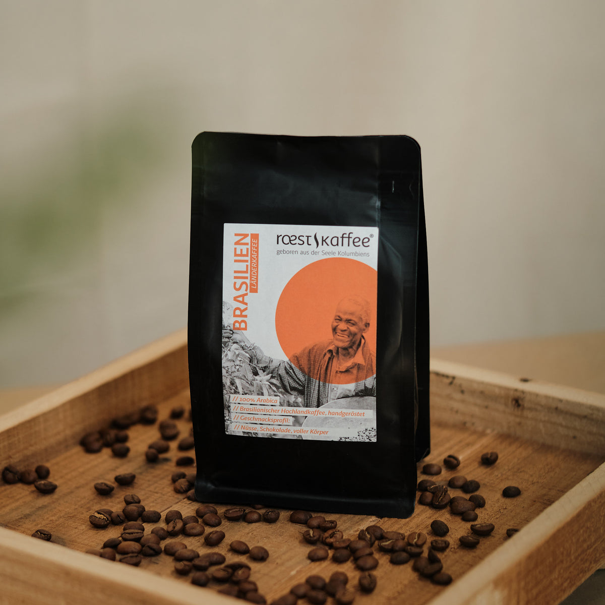 Eine 250g Kaffeepackung auf einem Holzbrett.  Mit Aromen von sonnengereifter Orange, Schokolade und Nüssen. Mit Aromen von sonnengereifter Orange, Schokolade und Nüssen 