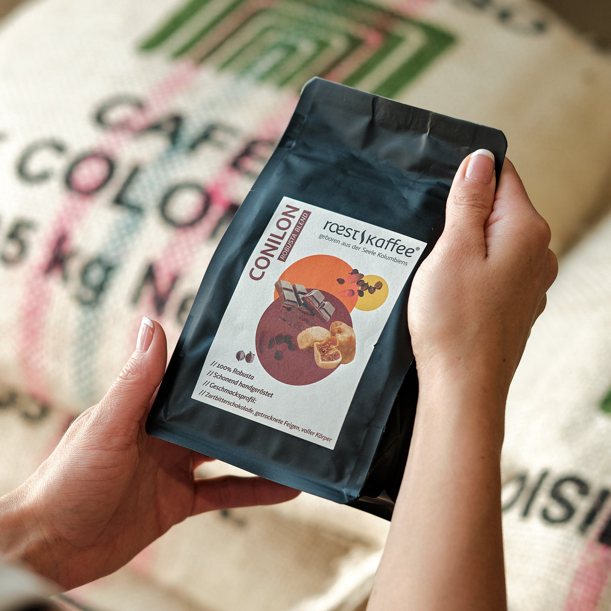  250g Kaffeepackung in der Hand, Dunkle Röstung, 100% Robusta 