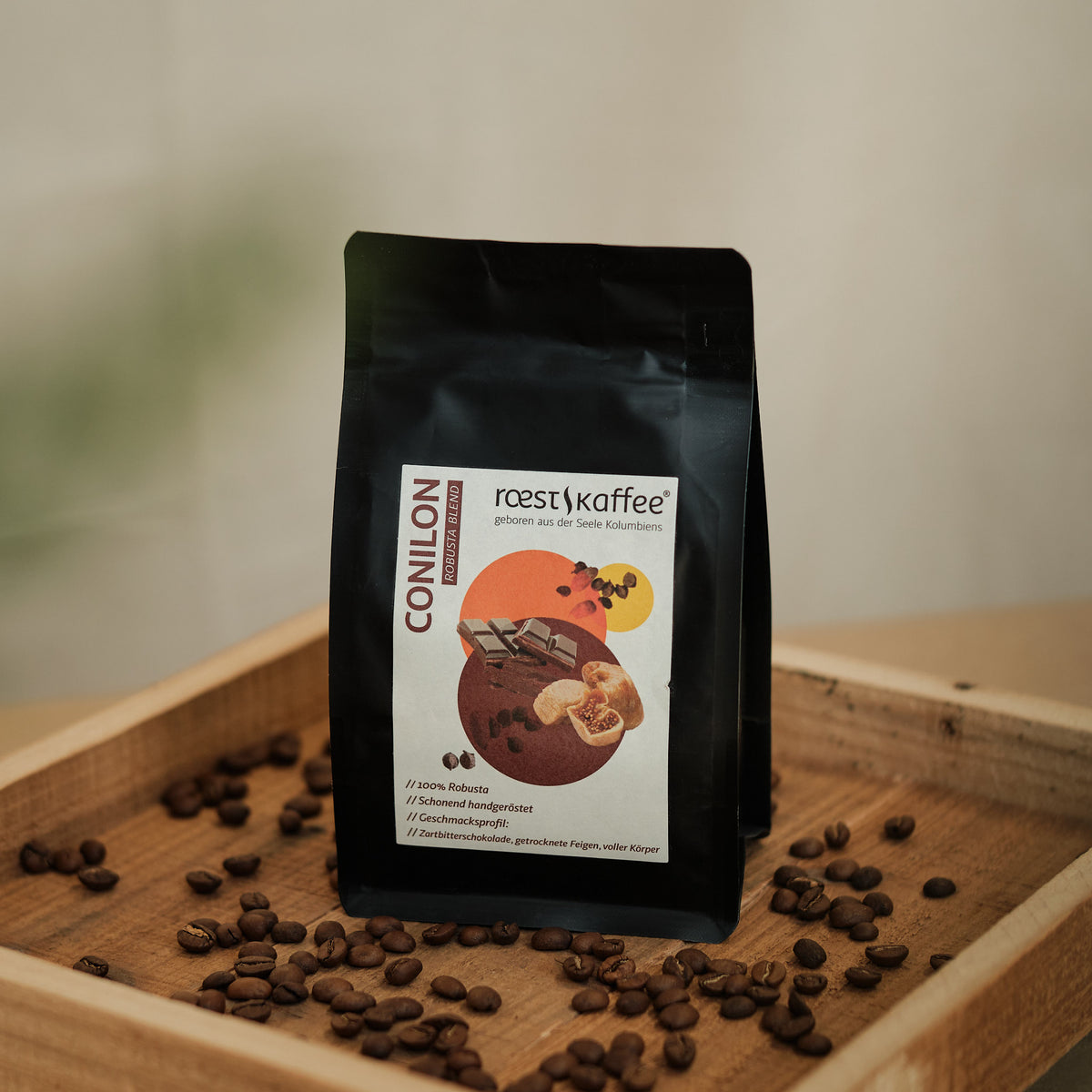 Eine 250g Kaffeepackung auf einem Holzbrett, Spezialitätenkaffee aus Brasilien und Indien mit Aromen von Zartbitterschokolade und getrockneten Feigen.
