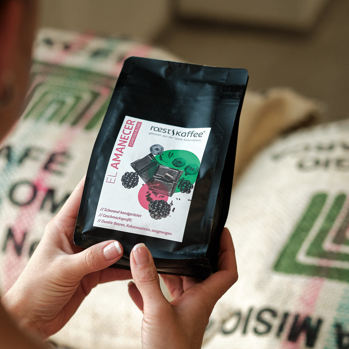 Eine Frau hält eine 250g Kaffeepackung in der Hand 