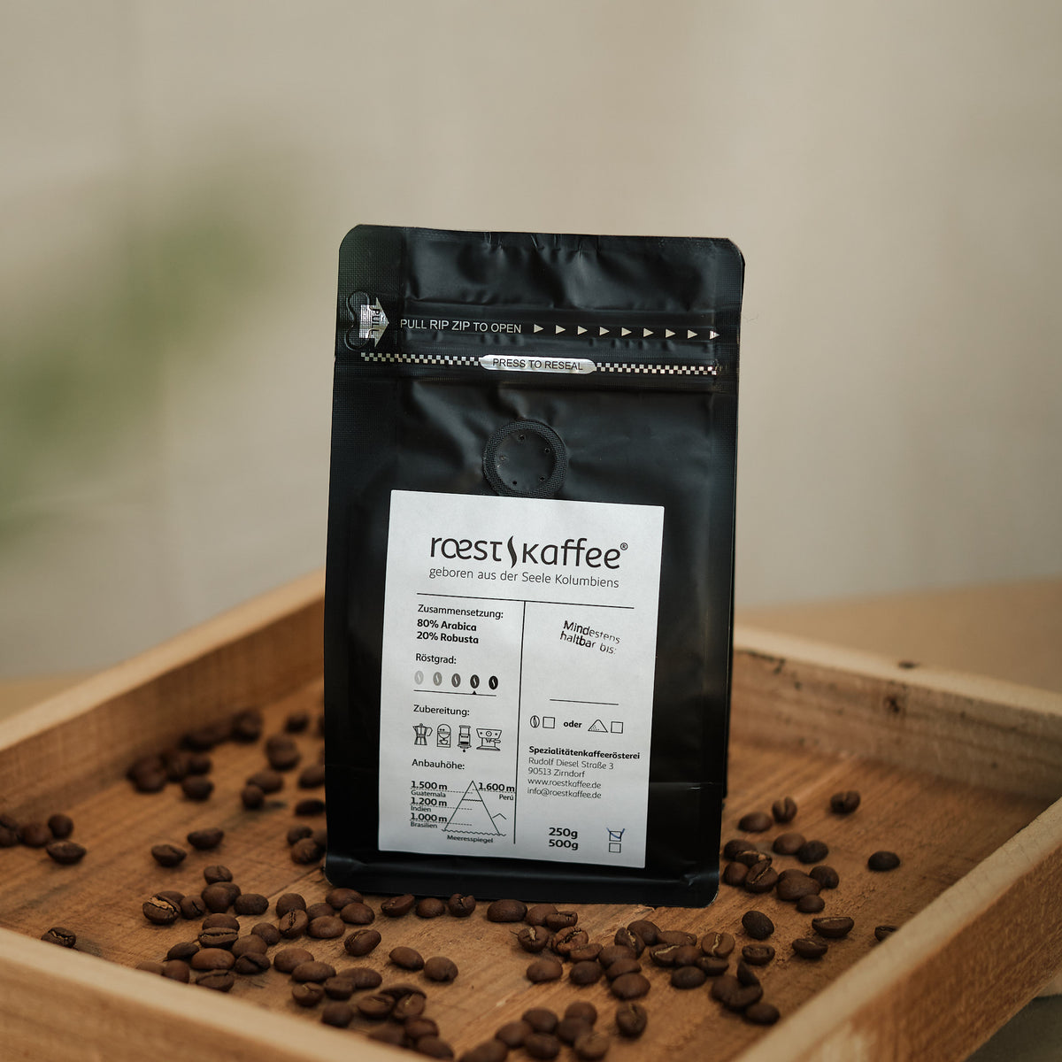 Eine 250g Kaffeepackung auf einem Holzbrett