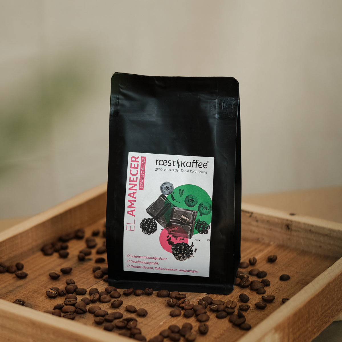 Eine 250g Kaffeepackung auf einem Holzbrett