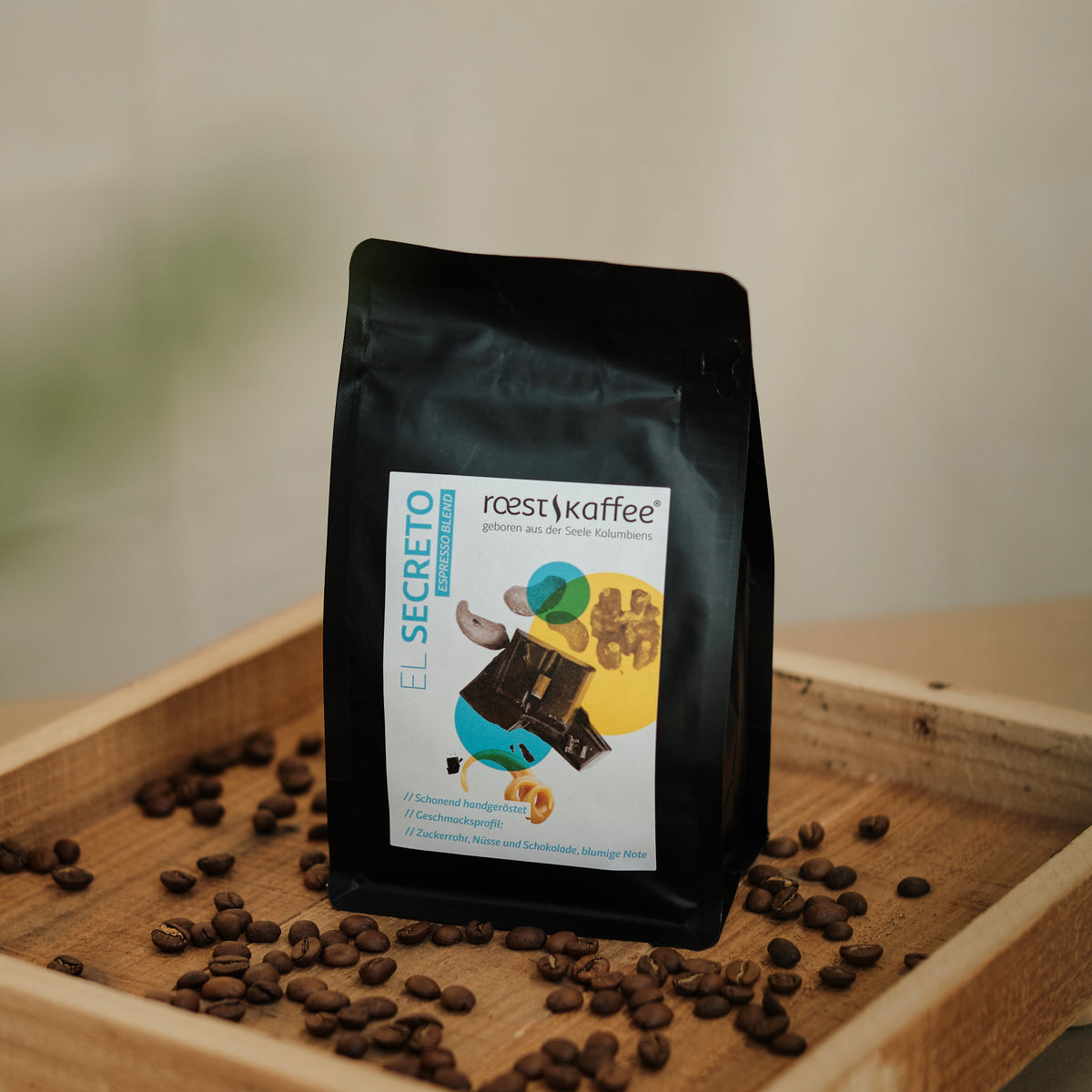 Eine 250g Kaffeepackung auf einem Holzbrett