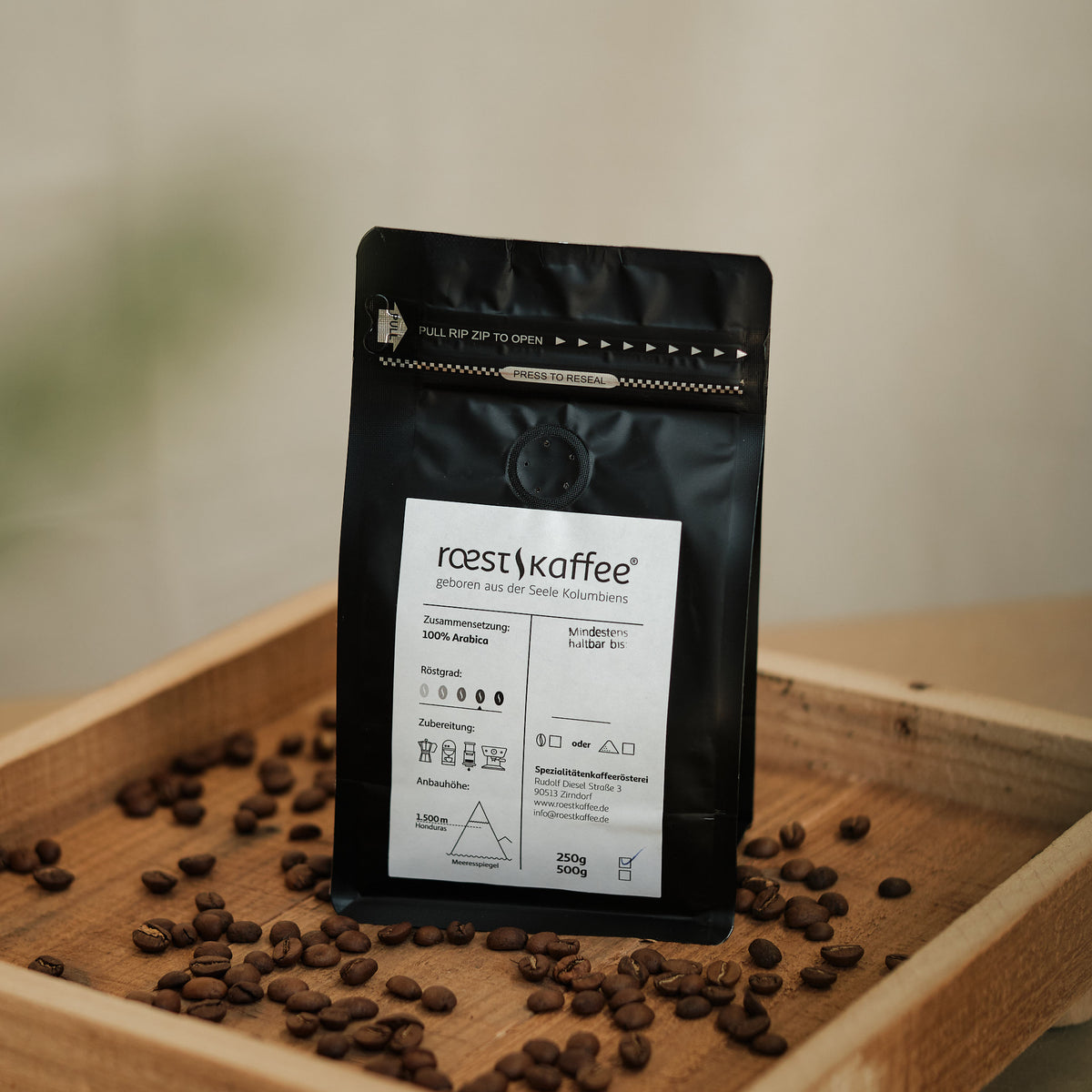Eine 250g Kaffeepackung auf einem Holzbrett