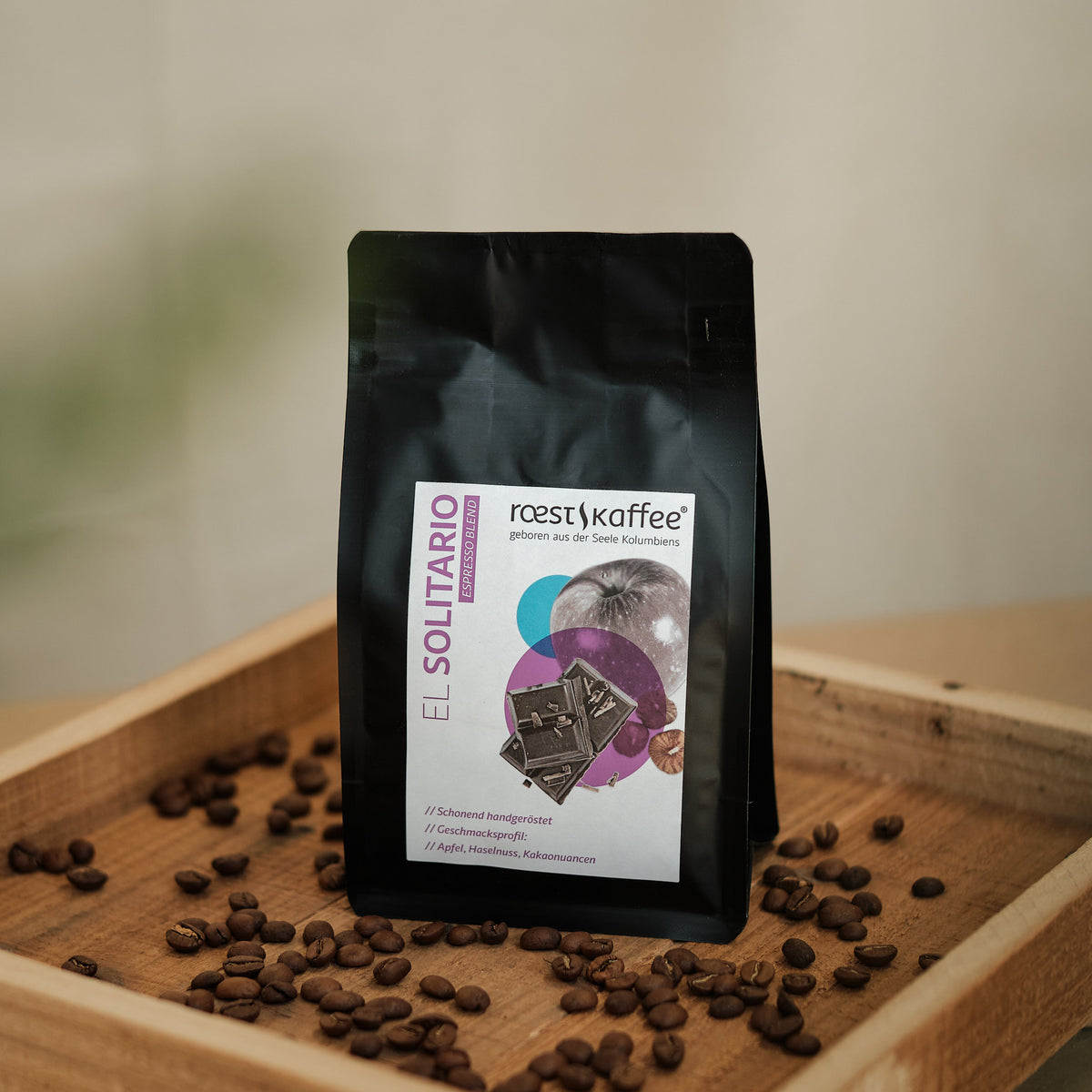 Eine 250g Kaffeepackung auf einem Holzbrett