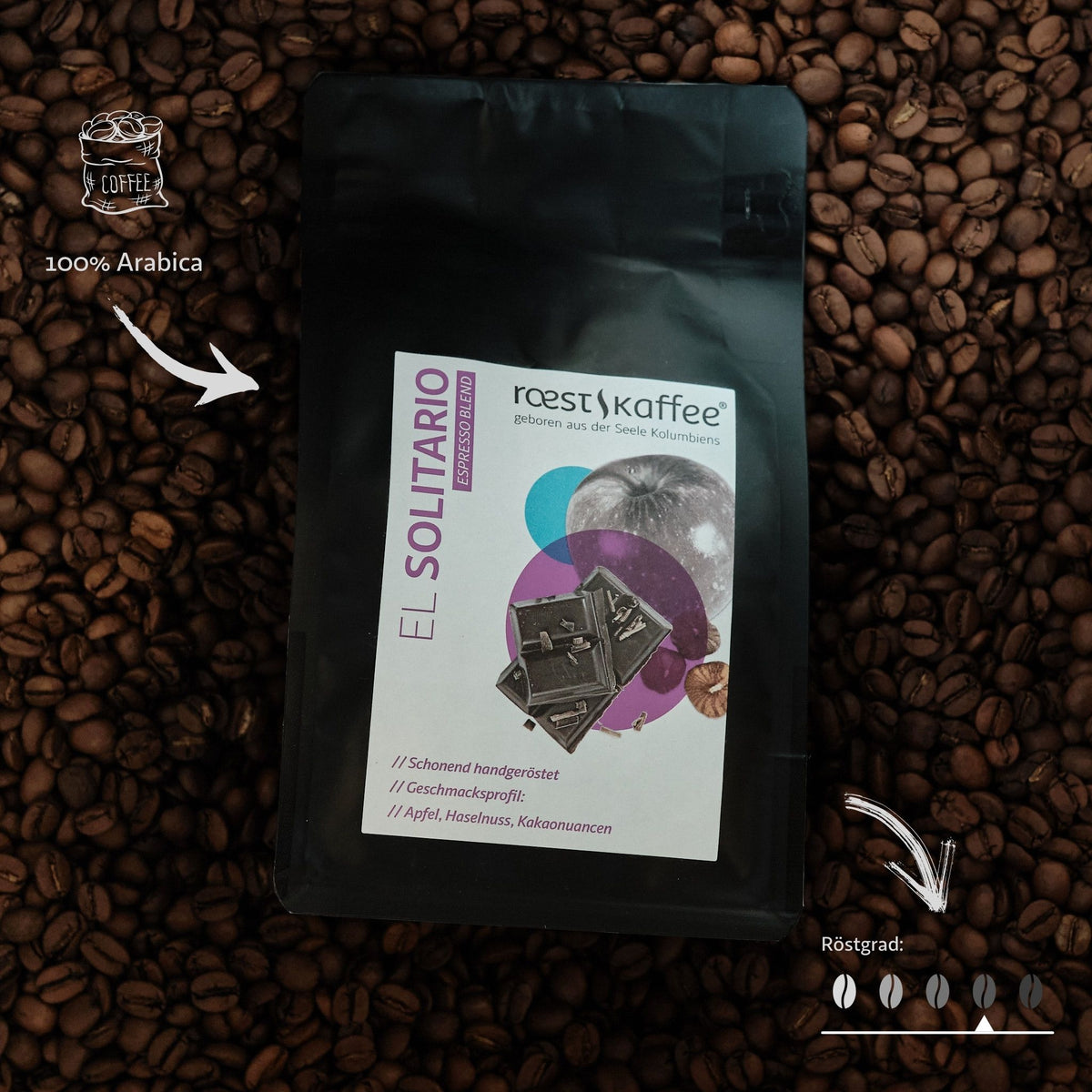 Kaffeebohnen mit einer Kaffeepackung und lila Etikett 