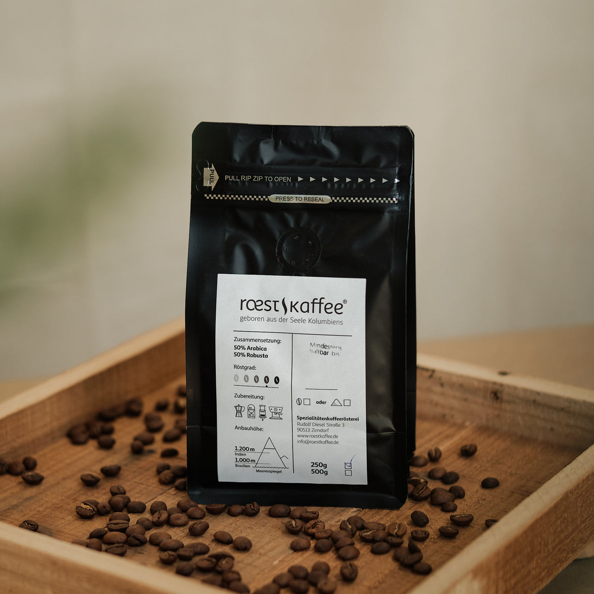 Eine 250g Kaffeepackung auf einem Holzbrett
