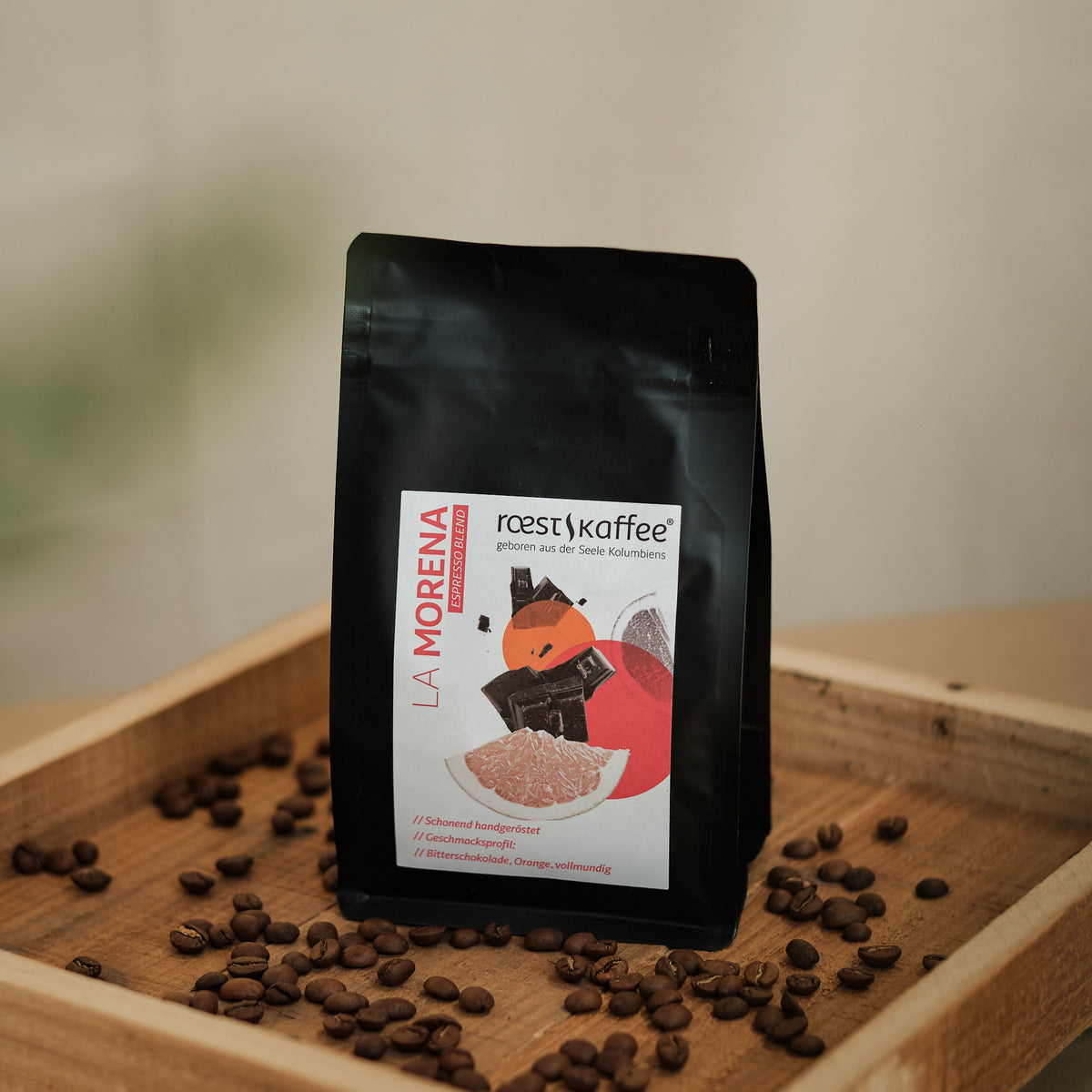 Eine 250g Kaffeepackung auf einem Holzbrett