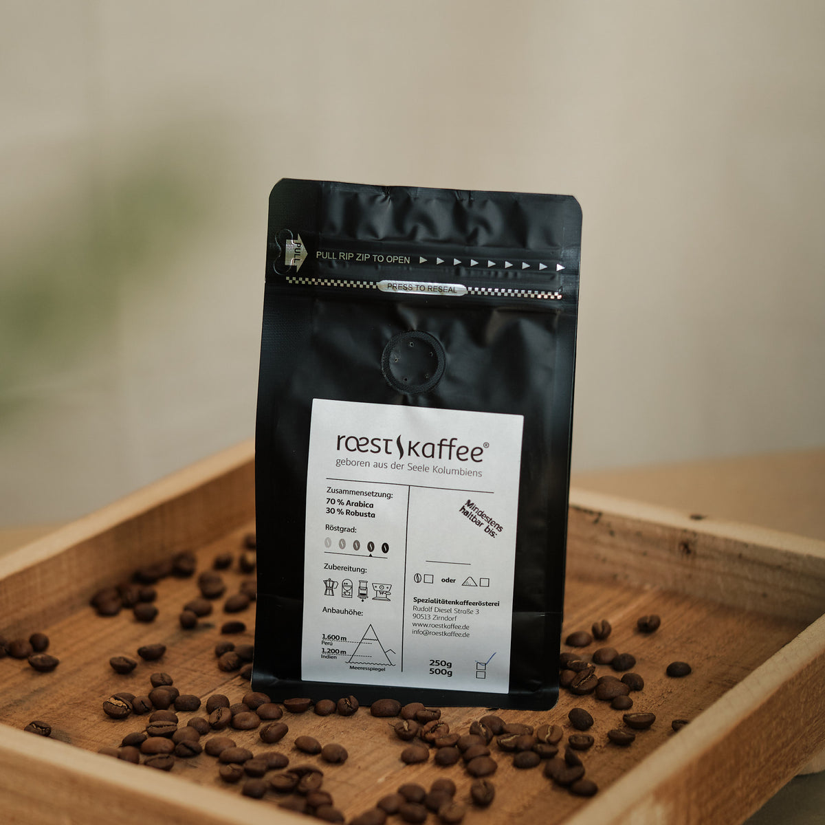 Eine 250g Kaffeepackung auf einem Holzbrett