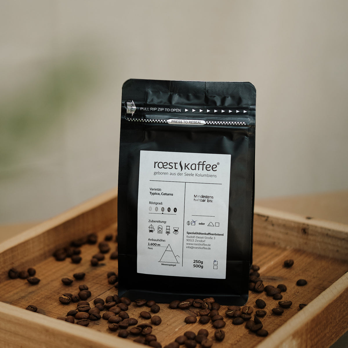 Eine 250g Kaffeepackung auf einem Holzbrett