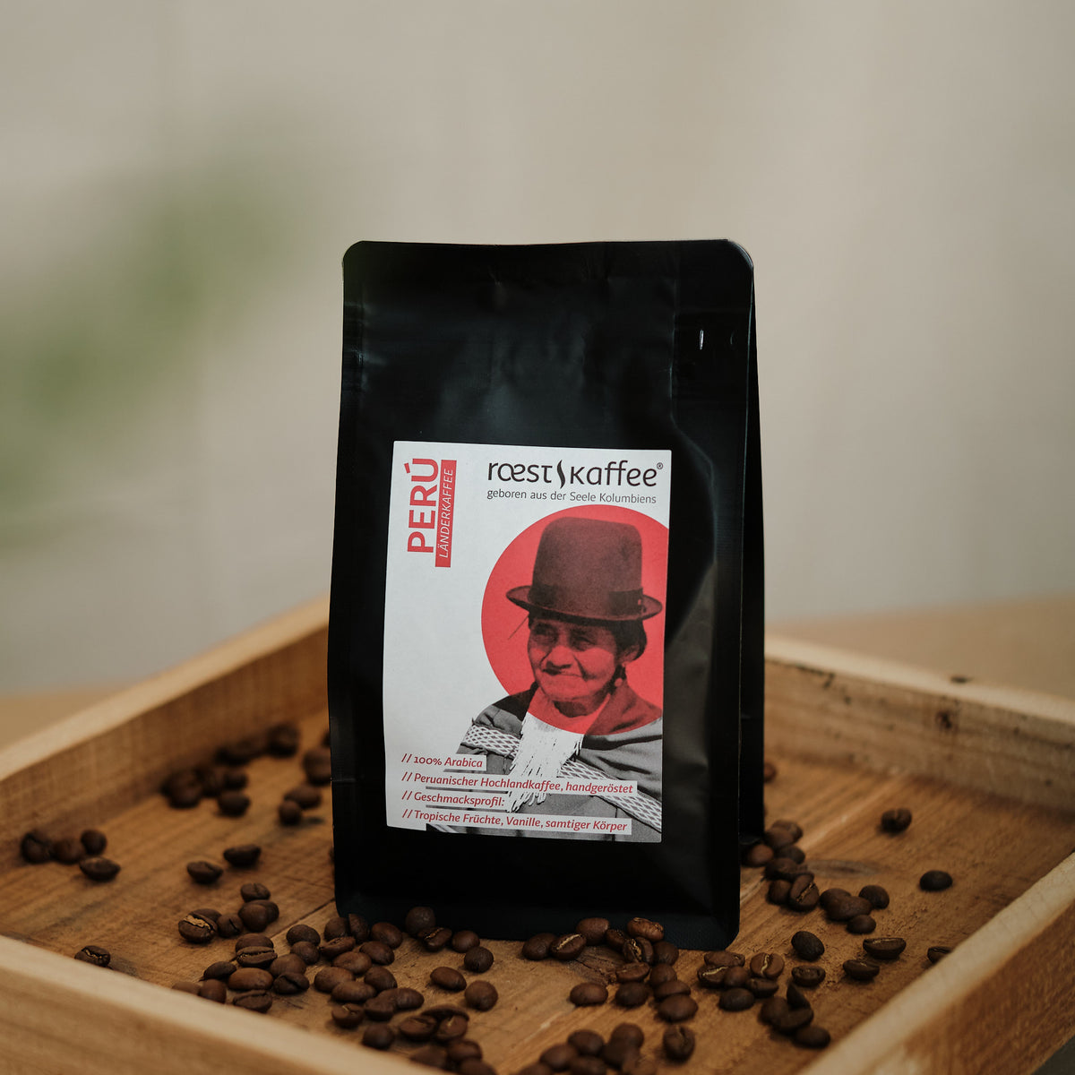 Eine 250g Kaffeepackung auf einem Holzbrett