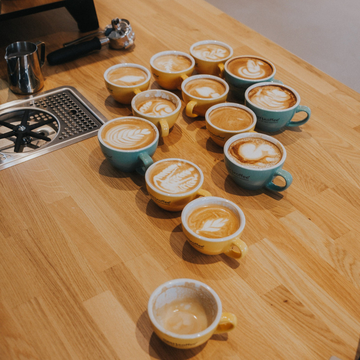 Kleine Gruppe von Teilnehmern beim Barista Seminar in der roestkaffee Rösterei in Oberasbach.