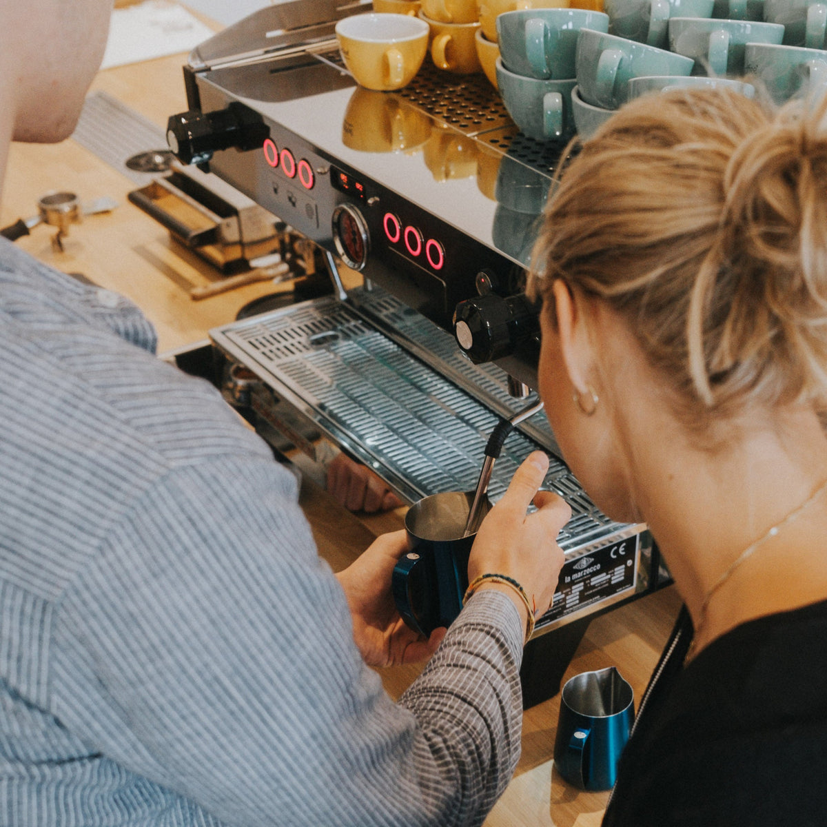 Teilnehmer üben im Barista Workshop an professionellen Siebträgermaschinen bei roestkaffee