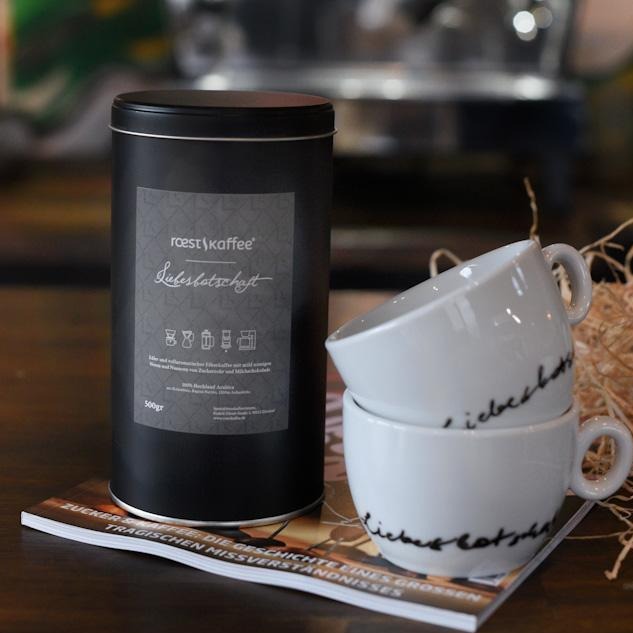 roestkaffeek x Liebesbotschaft Filterkaffee mit Tassen