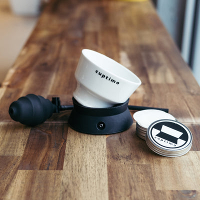 cuptimo Kaffeebrüher Set von roestkaffee mit Porzellanbrühgefäß, Silikonmanschette, Handpumpe und Filterpapieren für die Vakuum-Brühmethode.