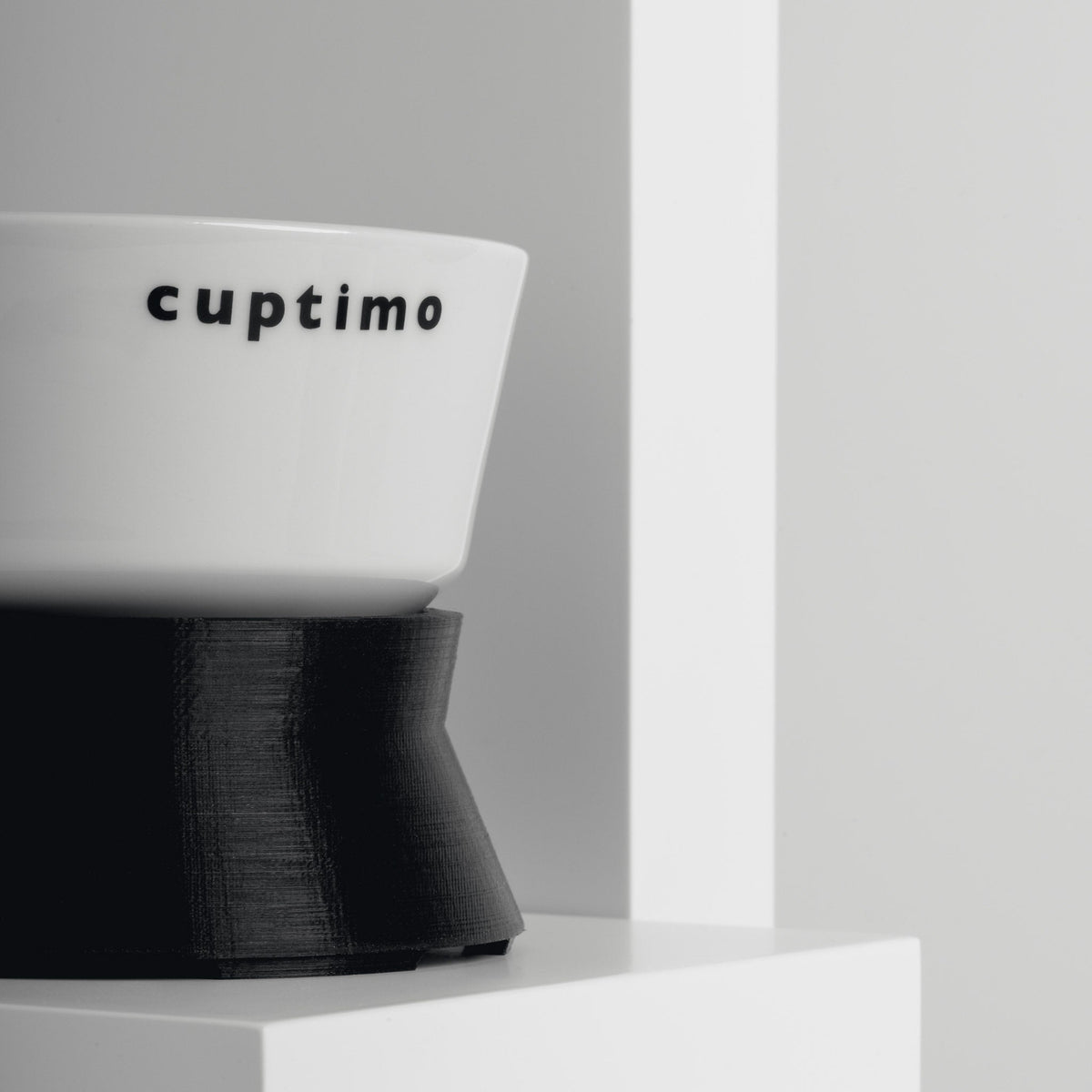 cuptimo Kaffeebrüher in Anwendung mit Handpumpe, die den Unterdruck für die Vakuum-Brühmethode erzeugt.