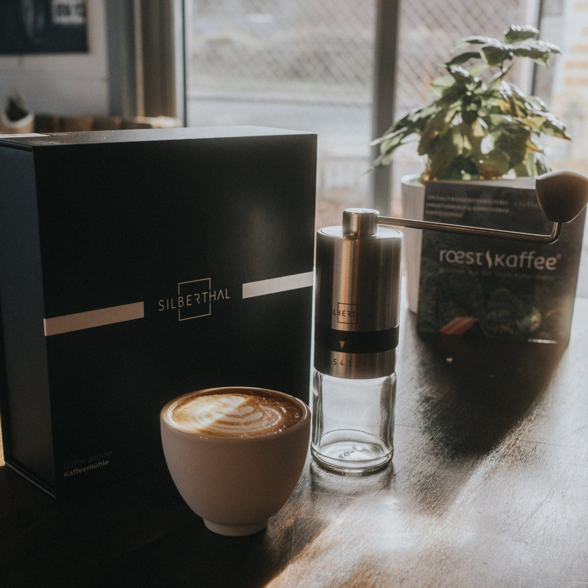 Detailaufnahme des verstellbaren Edelstahlmahlwerks der Silberthal Kaffeemühle – präzise Handmühle für feines und grobes Kaffeemehl.