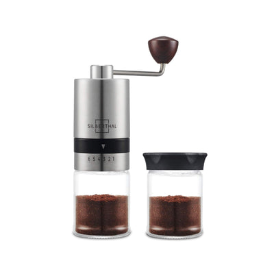 Silberthal manuelle Kaffeemühle mit verstellbarem Edelstahlmahlwerk in der Gesamtansicht – hochwertige Handkaffeemühle für frisch gemahlenen Kaffee.